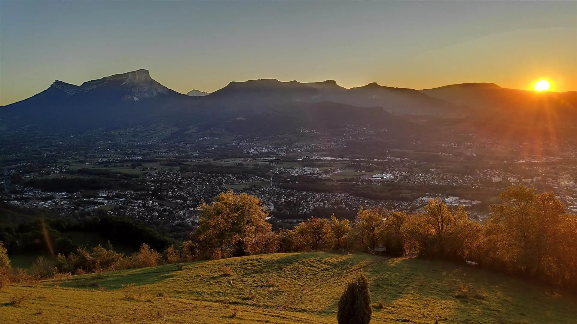 Coucher de soleil sur les montagnes de Savoie