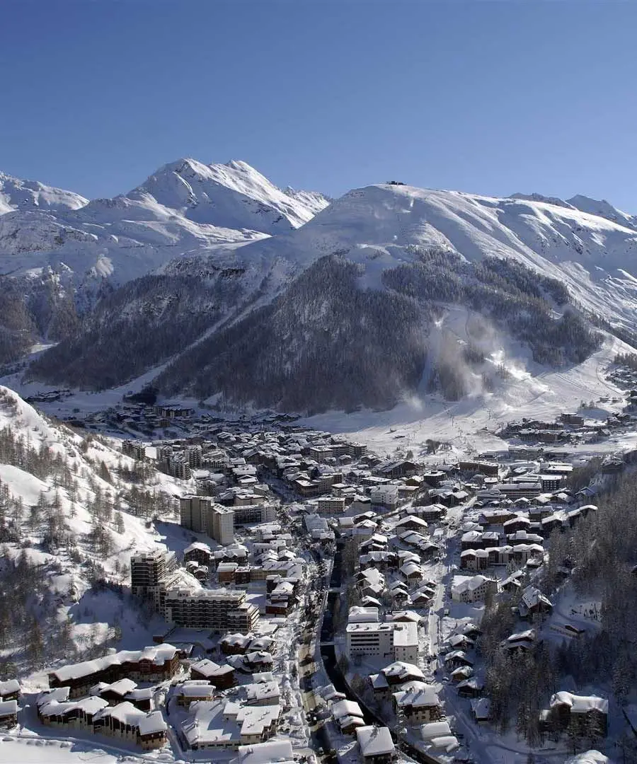 Village de montagne enneigé en Savoie, au pied des sommets