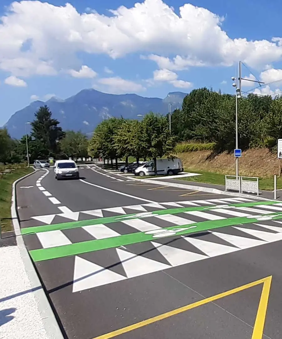 Aménagement de voirie avec passage piéton coloré en Savoie