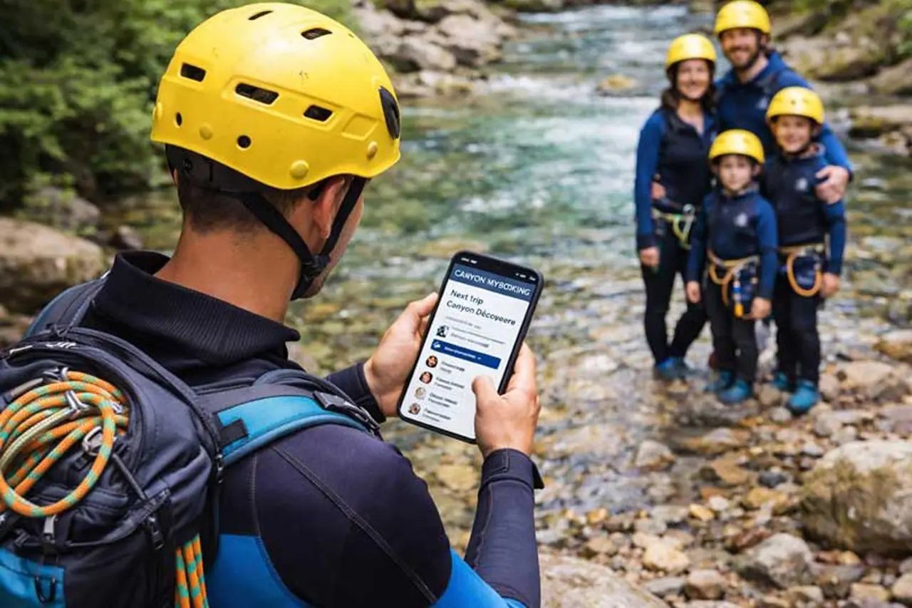 Guide de canyoning consultant les réservations de sa sortie sur son téléphone avec Outdoor Booking